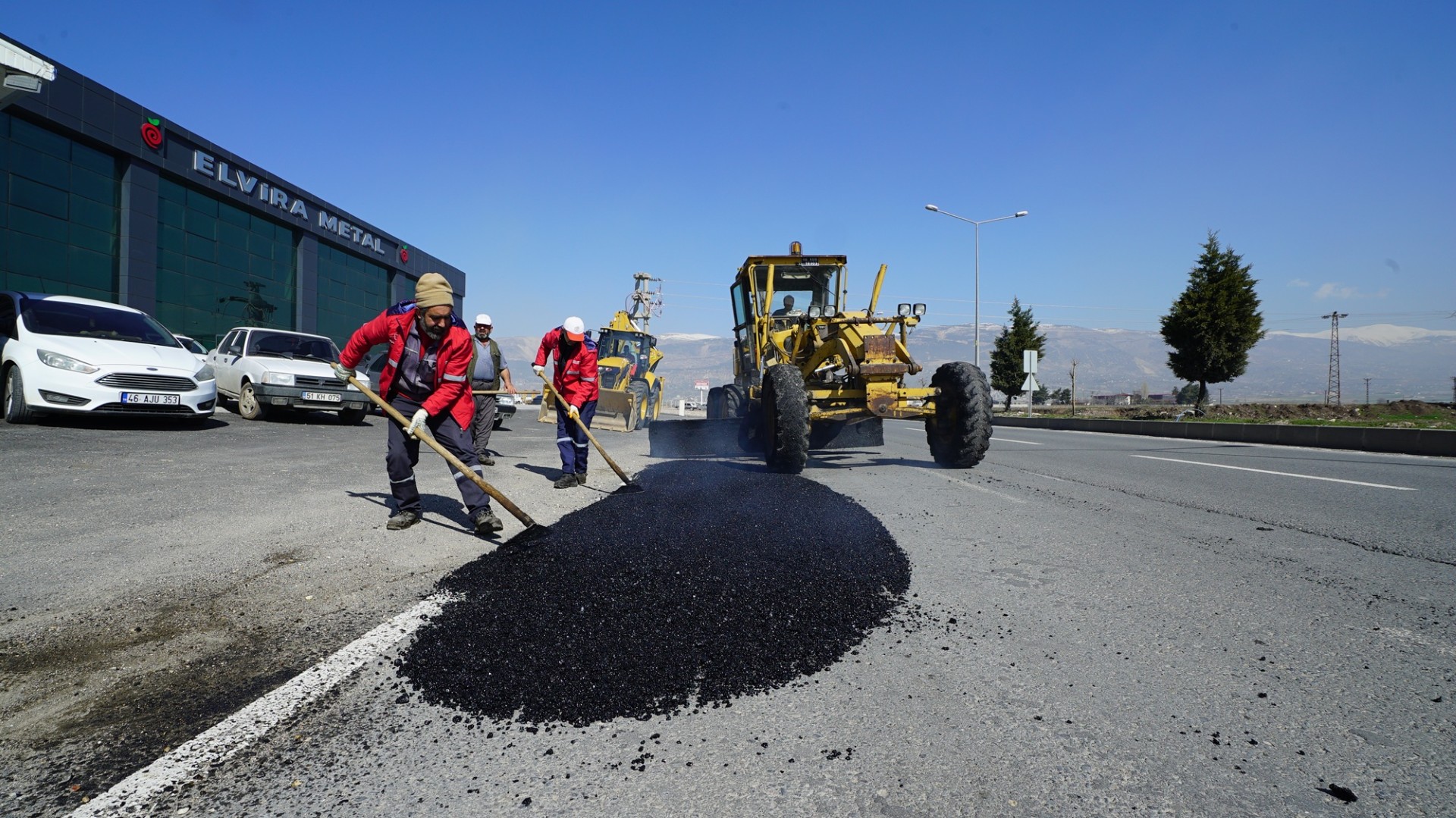 Depremin izleri siliniyor