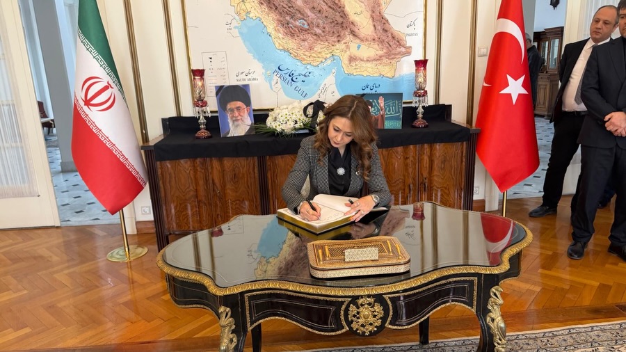 Milletvekili Zuhal Karakoç İran Büyükelçiliği’nde Taziye Defterini İmzaladı