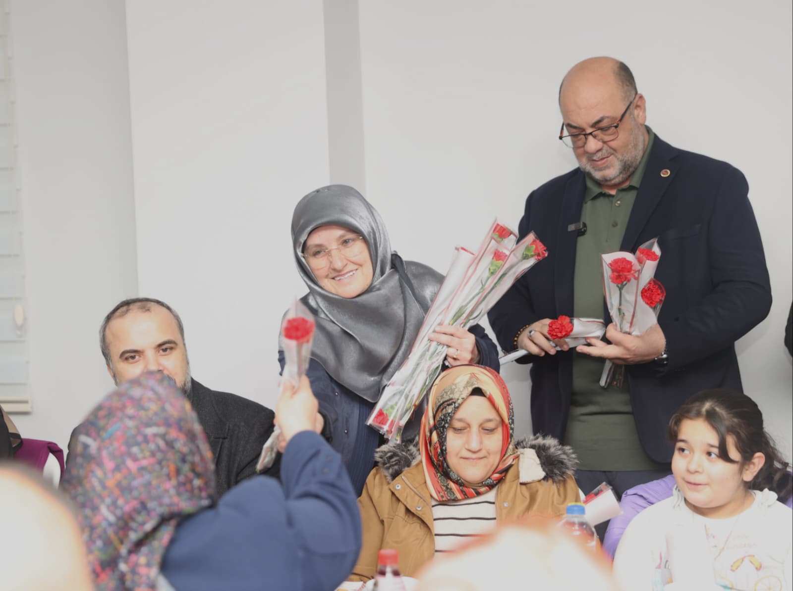 Başkan Akpınar, 8 Mart’ta Kadınlara Çiçek Takdim Etti, Engelli Vatandaşlarla İftar Sofrası’nda Buluştu