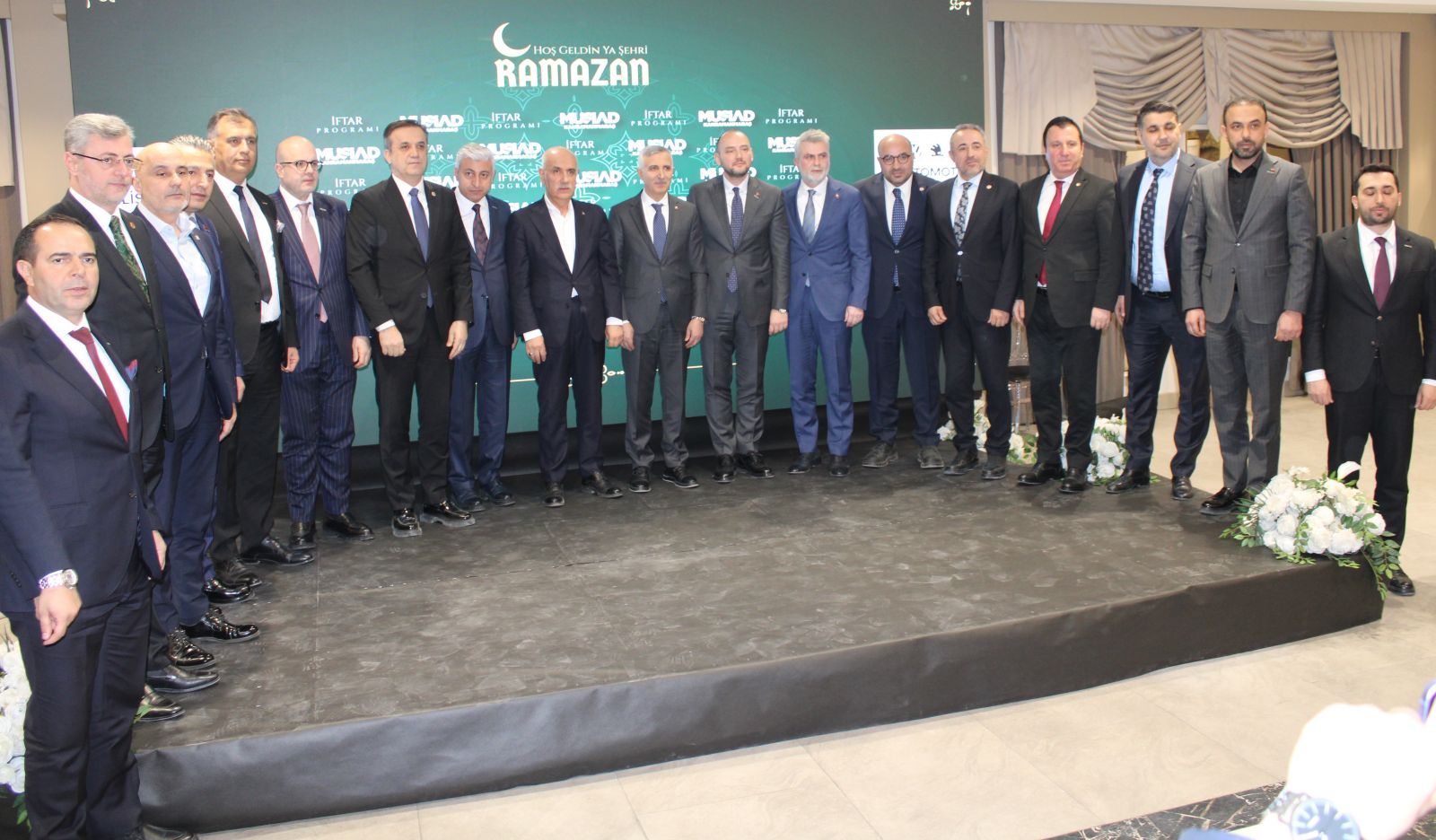 MÜSİAD İFTARINDA SİYASET VE İŞ DÜNYASI BİR ARAYA GELDİ