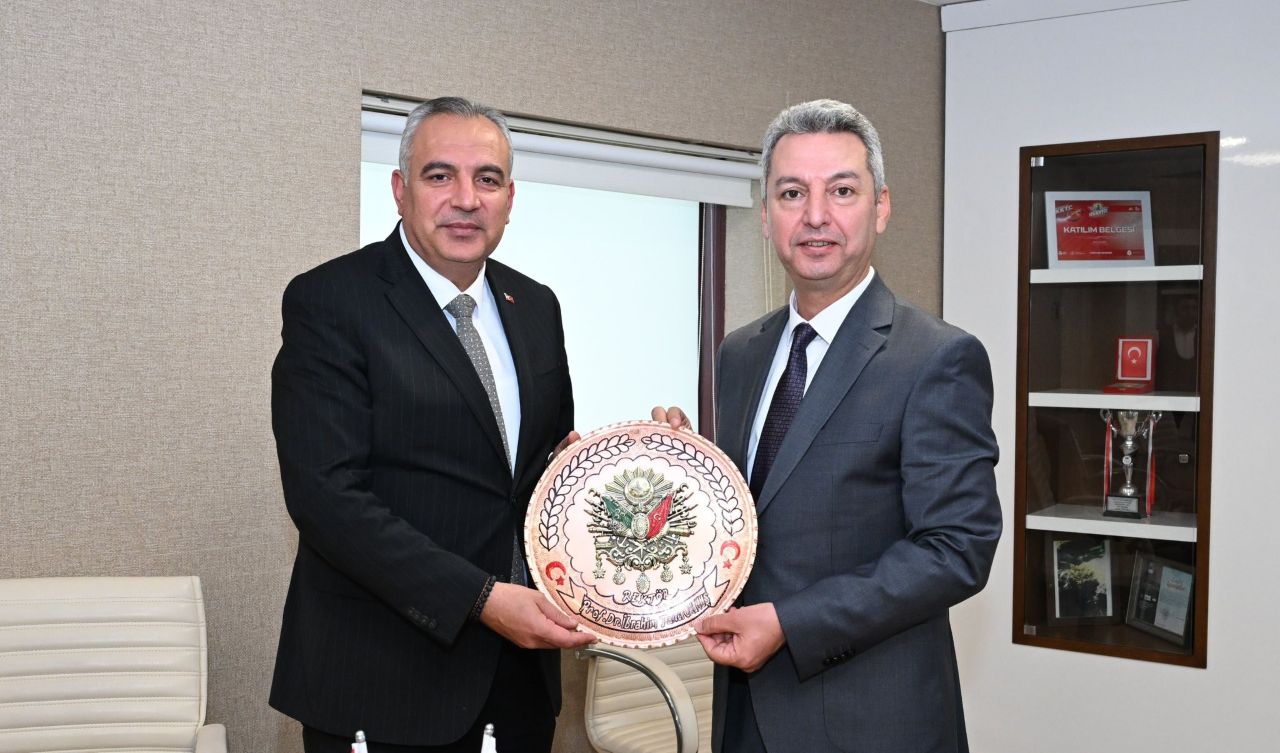 MUHTARLARDAN REKTÖR OKUMUŞ’A HAYIRLI OLSUN ZİYARETİ