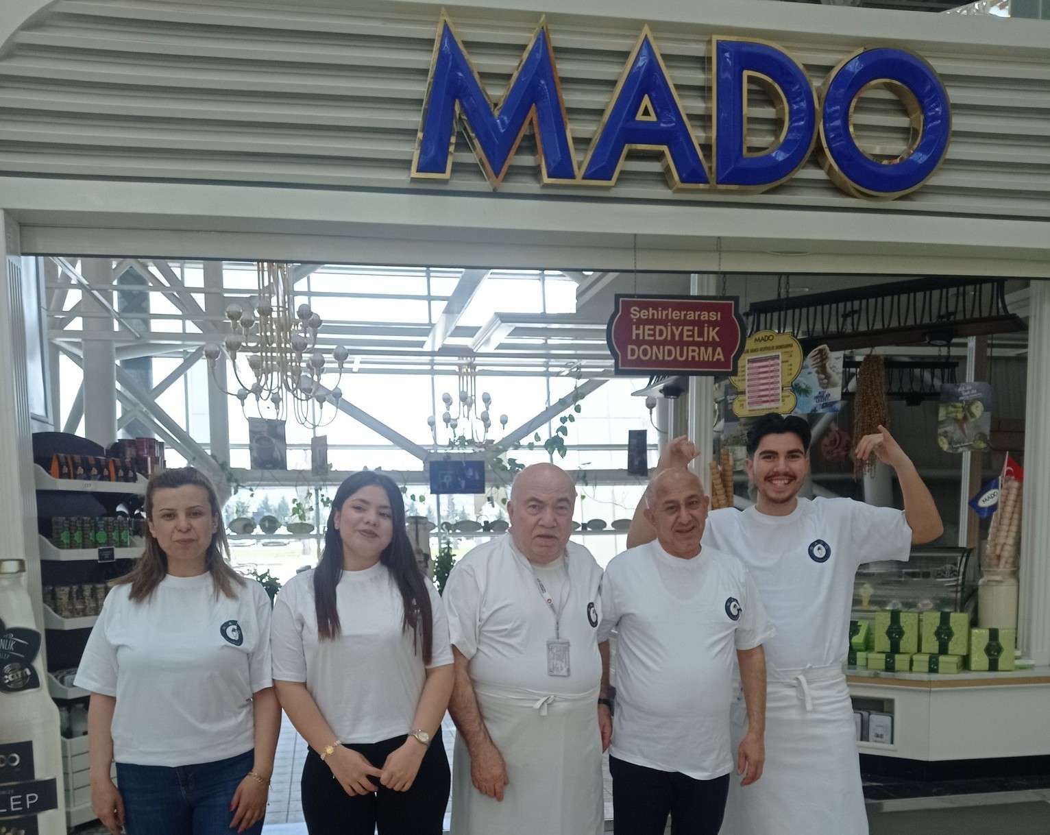 Havalimanı’nda MADO’nun Güler Yüzü Yolcuları Karşılıyor