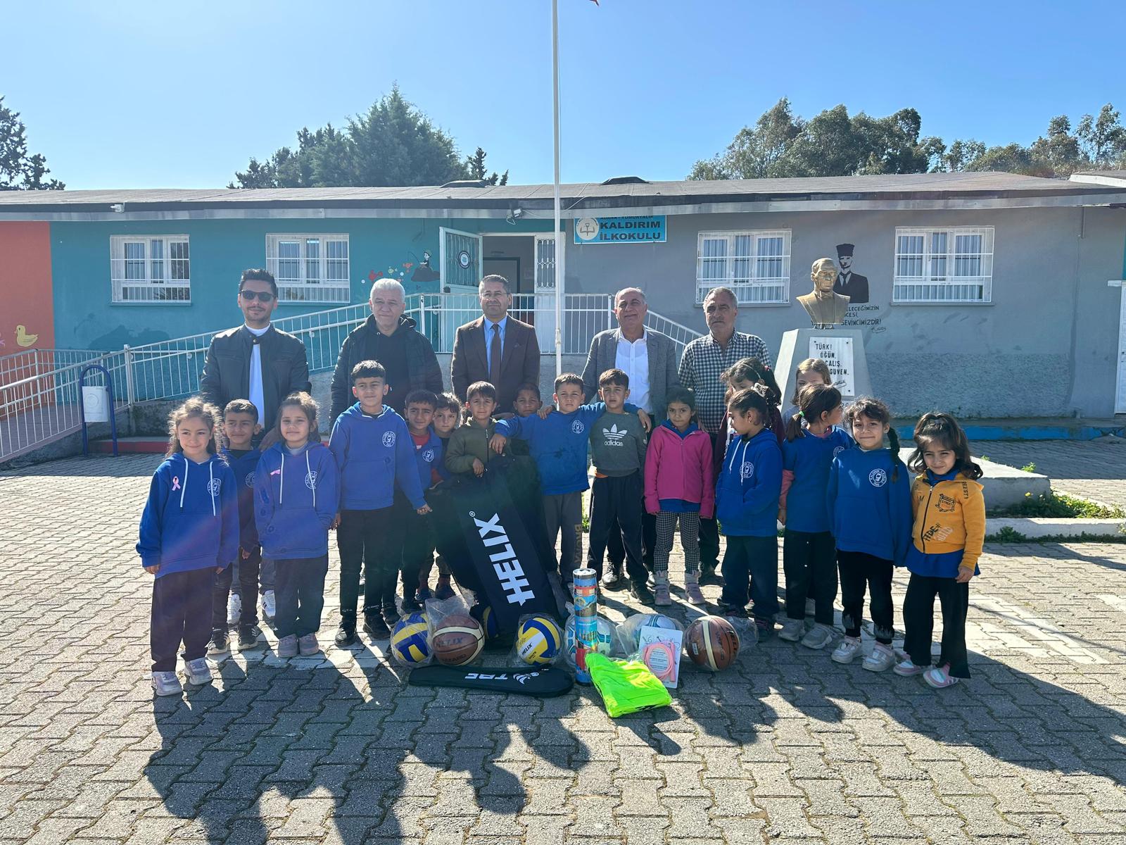 Öğrencilere spor ekipmanları hediye edildi