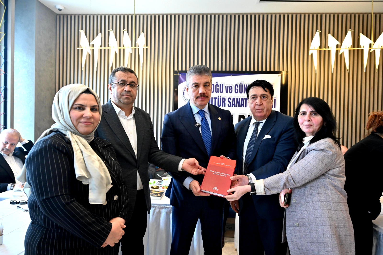 Avukatlar Günü’nde Şanlıurfalı Hemşehriden Anlamlı Hediye