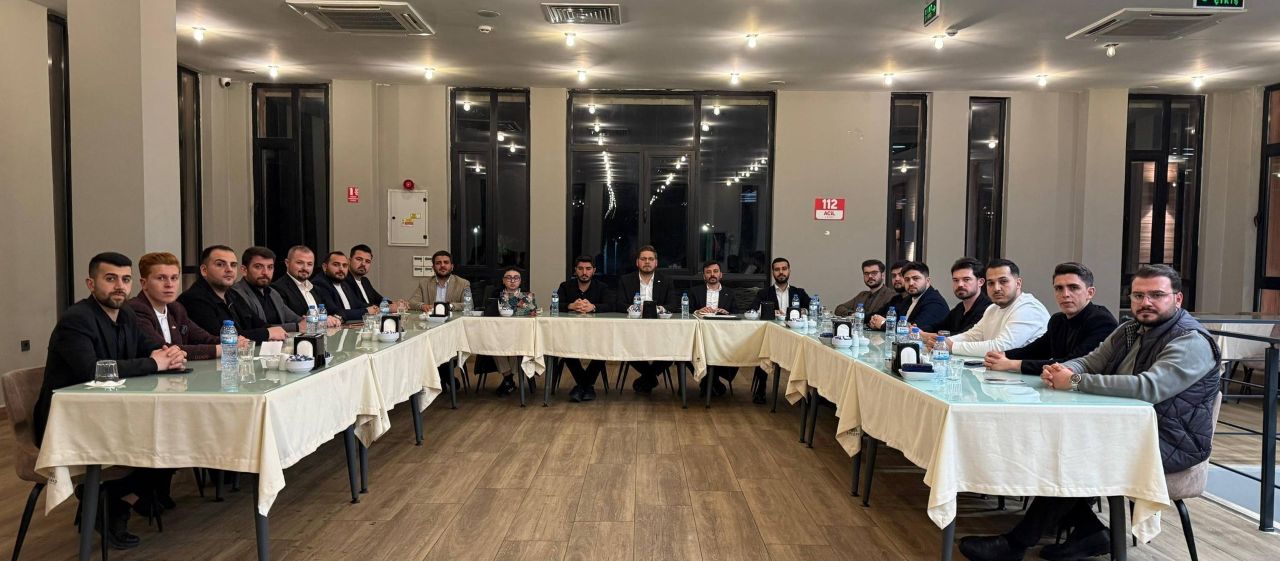 Ak Gençlik Sahaya Hakim !