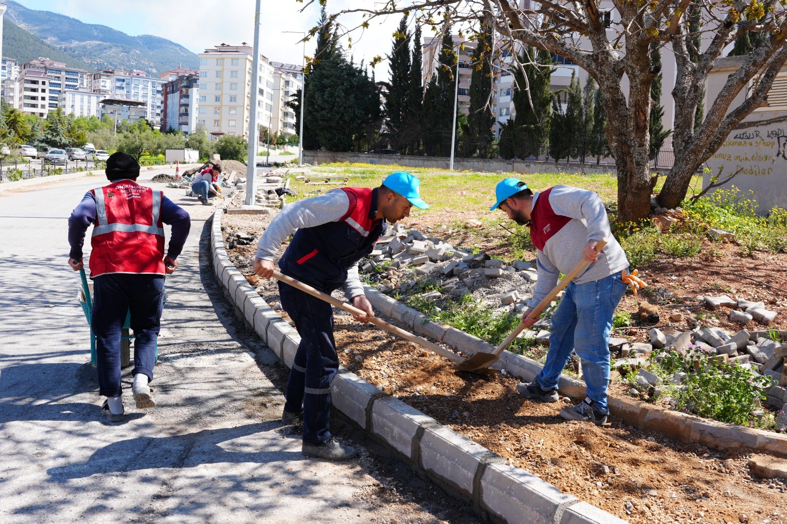 Bozulan Kaldırımlar Tamir Ediliyor