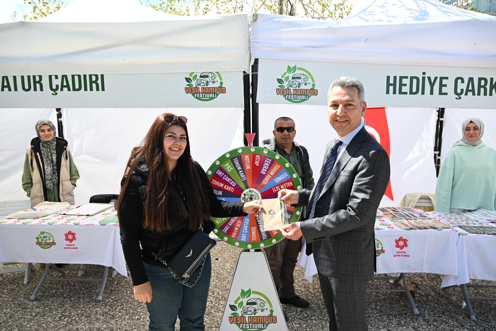 Rektör Okumuş, Yeşil Kampüs Festivalinde Stantları İnceledi