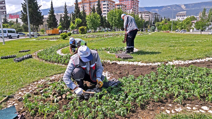 BÜYÜKŞEHİR’DEN KAVŞAK VE REFÜJLERDE PEYZAJ ÇALIŞMASI