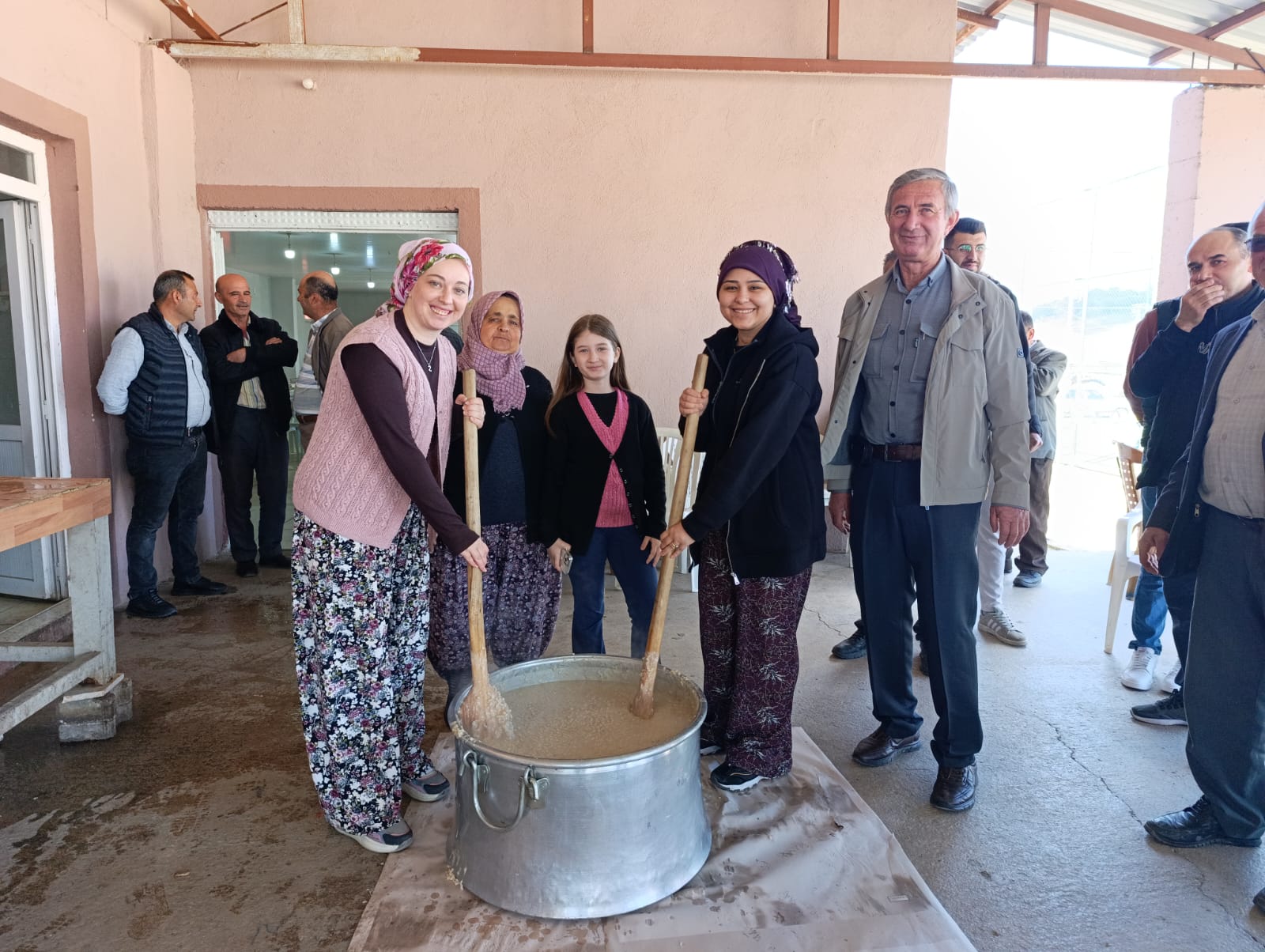 Gördes Tepeköy’de Binlerce Kişi Asırlardır Devam Eden Hayra Koştu