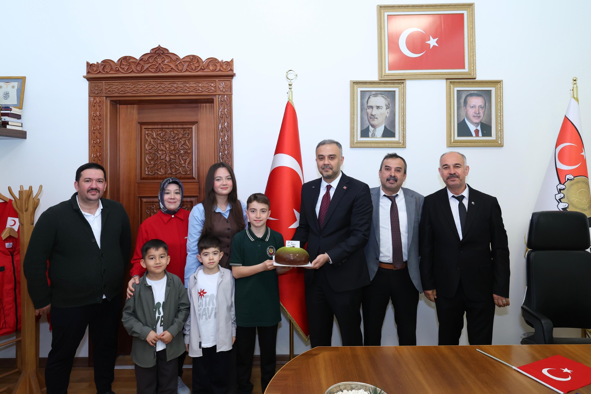 Başkan Hanifi Toptaş, 23 Nisan’da koltuğunu minik Halil Sami’ye devretti