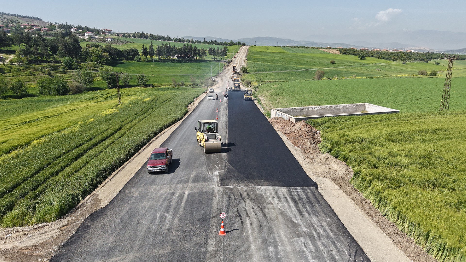 Elmalar – Çokyaşar Yolu Sıcak Asfalt ile Kaplanıyor