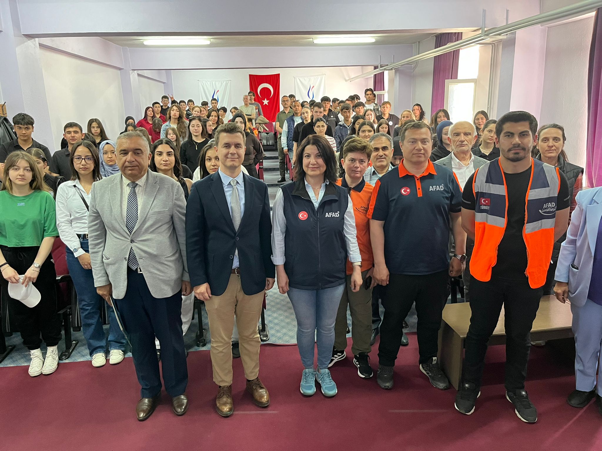 GÖRDES’TE DEPREM SİMÜLASYON TIRI ÖĞRENCİLERLE BULUŞTU