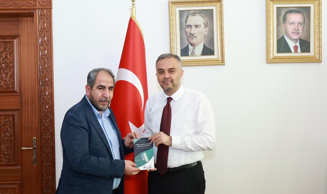 Balıkçılık Serüveni” Kitabı Başkan Toptaş’a Takdim Edildi