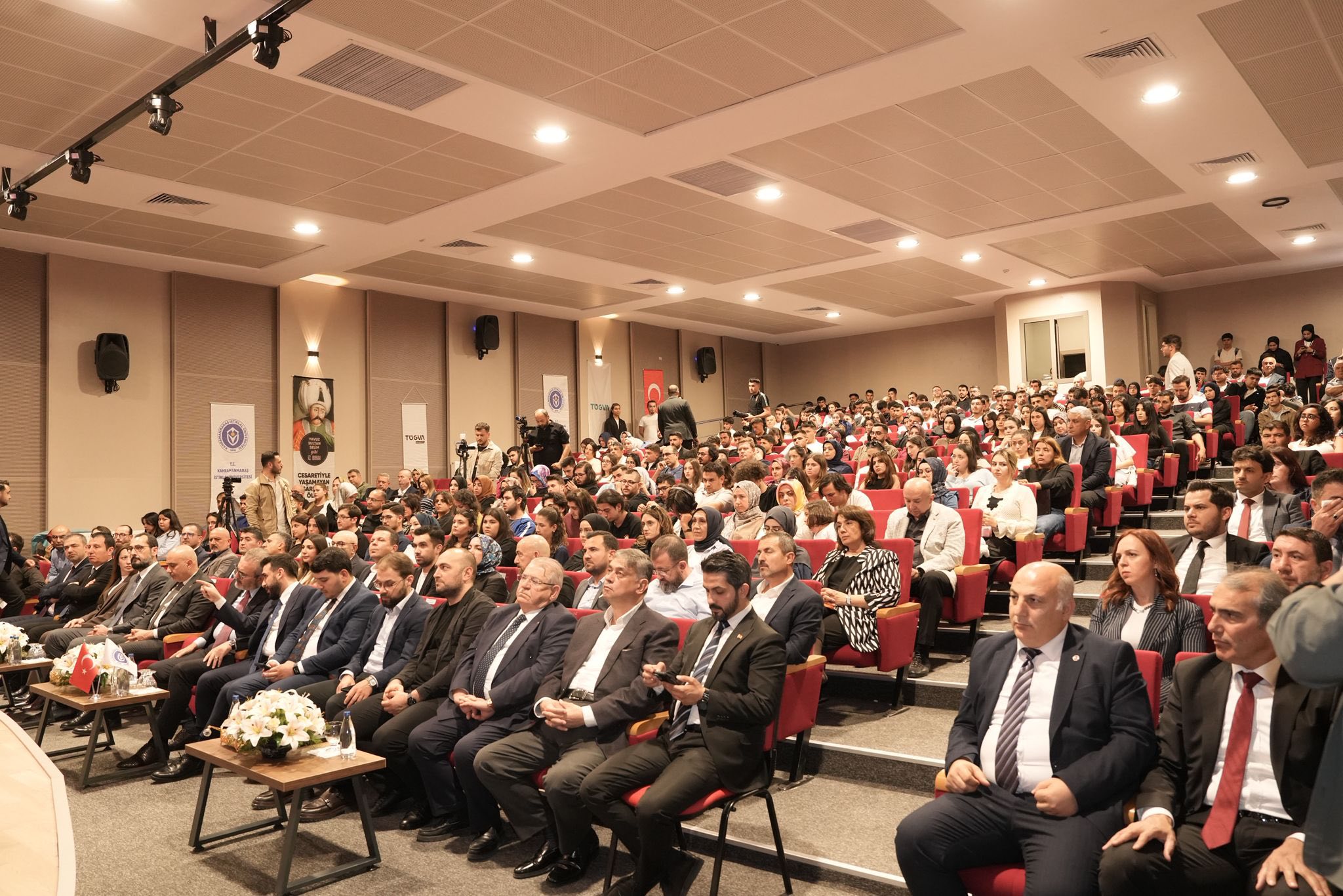 Mahir Ünal Kahramanmaraş’ta Gençlerle Buluştu