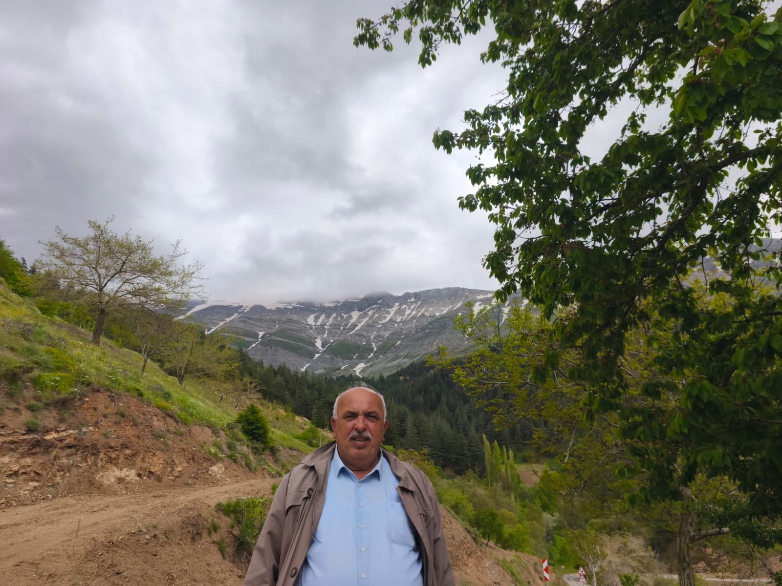 Yaylalarda Kar Bereketi: Bir Yanda Çiçekler, Bir Yanda Karlar