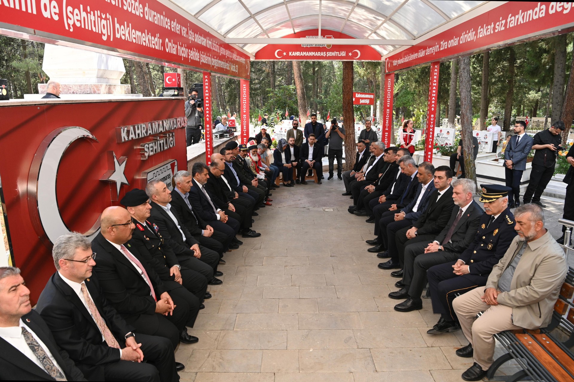 Aziz Şehitler ve Hayatını Kaybeden Öğrenciler Kabri Başında Dualarla Anıldı