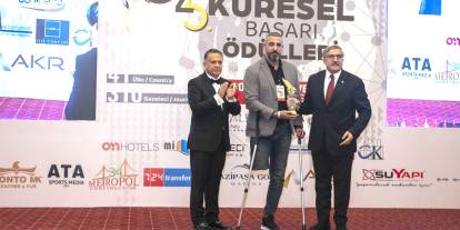 Onur Ödülü , Ayakta Alkışlandı !